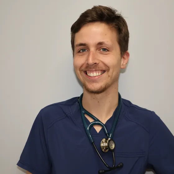 Portrait du Dr Simon Goddet, souriant, stéthoscope autour du cou.