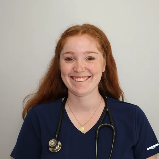 Portrait du Dr Marion Tabey, souriante, stéthoscope autour du cou.